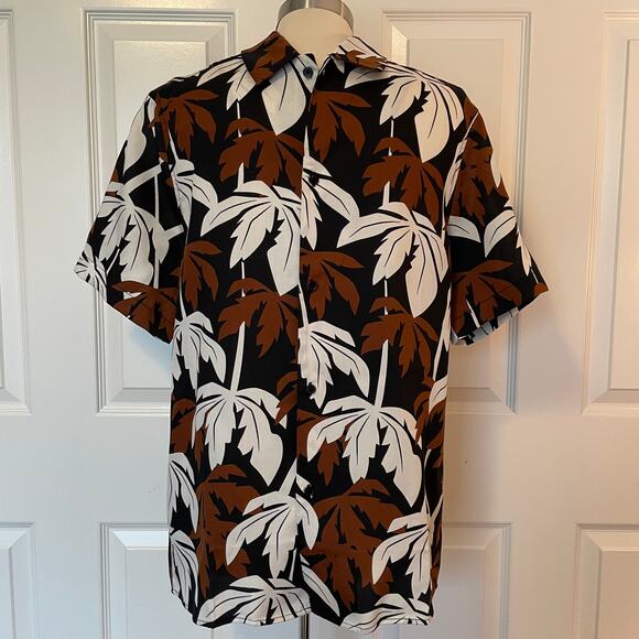 H&M NWT Men's Black, Brown, White Tropical Print Button Up Shirt, size Small - Picture 1 of 6